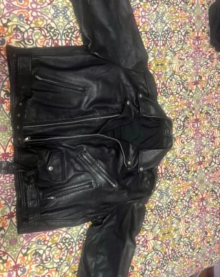 Chupa de cuero clásica negra. Cazadora de cuero