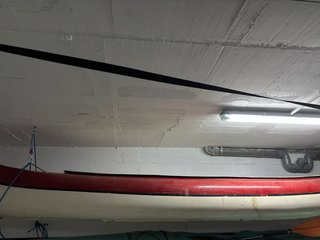 Canoa roja y blanca
