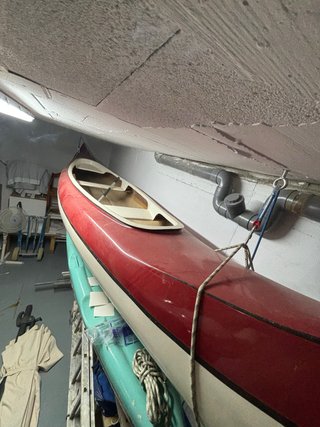Canoa roja y blanca