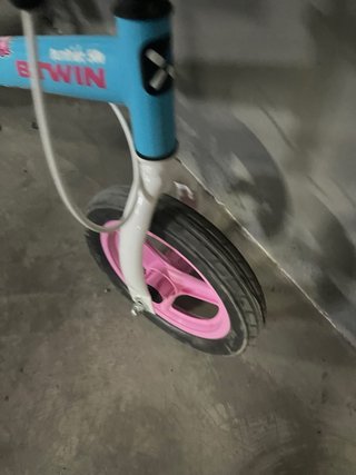 Bicicleta sin pedales azul y rosa