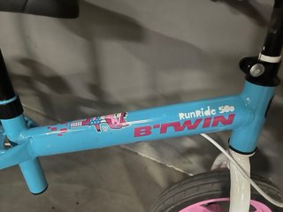 Bicicleta sin pedales azul y rosa