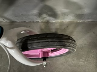 Bicicleta sin pedales azul y rosa
