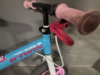 Bicicleta sin pedales azul y rosa