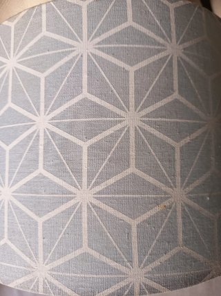 Pantalla de lámpara con diseño geométrico
