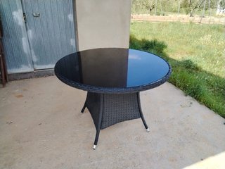 Mesa redonda exterior ratán y cristal