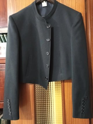 Abito corto da uomo nero e rosso