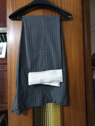 Abito corto da uomo nero e rosso