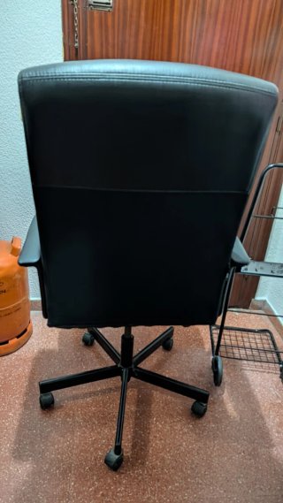 REBAJADA Silla de oficina ergonómica negra.