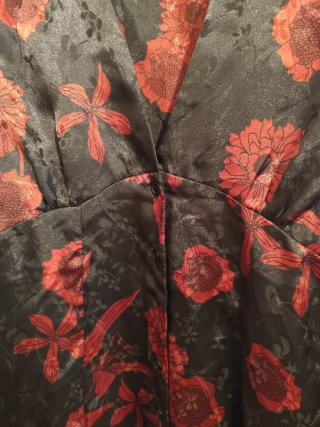 Vestido kimono estampado floral negro y rojo