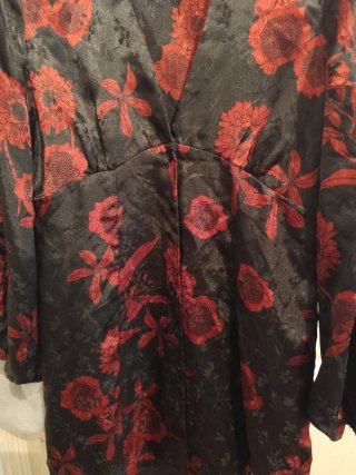 Vestido kimono estampado floral negro y rojo