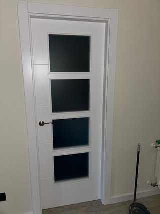 Instalación de puertas blancas