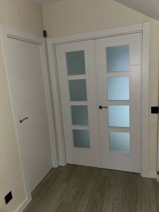 Instalación de puertas blancas