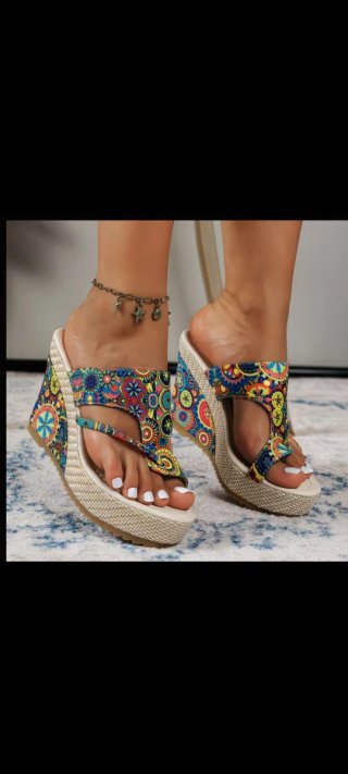 Sandalias doradas y plateadas con pedrería