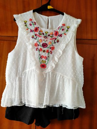 Conjunto Top Blanco Bordado y Falda Negra