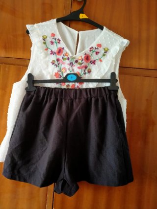 Conjunto Top Blanco Bordado y Falda Negra