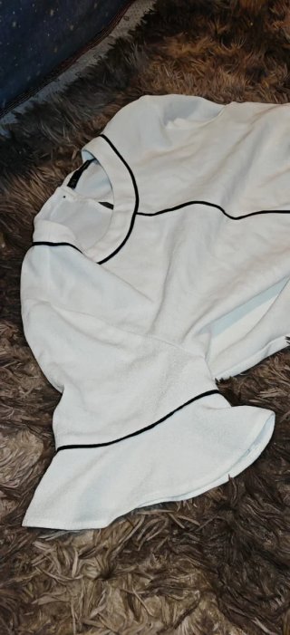 Blusa blanca con ribete negro Talla S