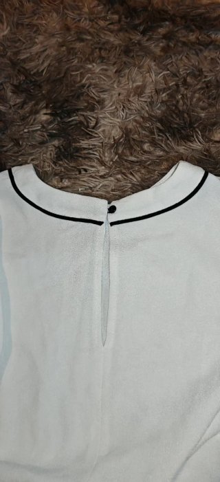 Blusa blanca con ribete negro Talla S