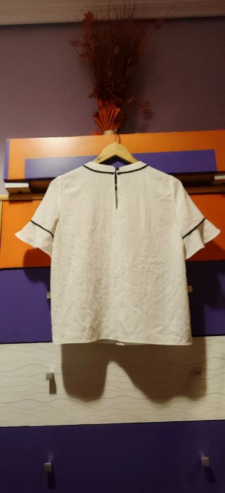 Blusa blanca con ribete negro Talla S