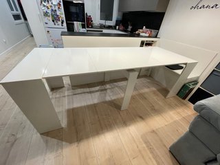 Mesa extensible blanca de madera