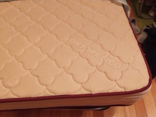 Cama pequeña de madera con detalles dorados