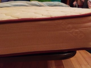 Cama pequeña de madera con detalles dorados