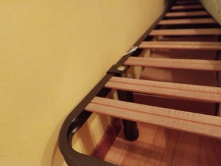 Cama pequeña de madera con detalles dorados