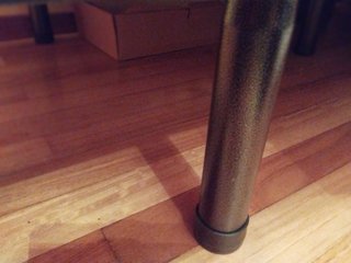 Cama pequeña de madera con detalles dorados