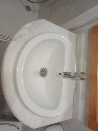 Mueble de baño  madera  y cristal.