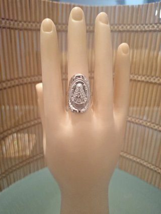 Anillo acero plateado con diseño Virgen del Rocío.