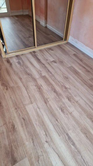 Suelo laminado tipo parquet