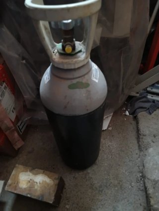 Botella vacía grifo cerveza