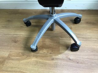 Silla de oficina ergonómica azul
