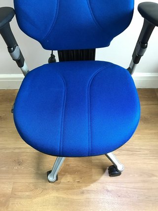 Silla de oficina ergonómica azul