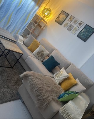 Sofá modular beige con cojines
