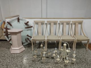 Mesa pedestal, 4 sillas y 2 lámparas