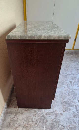 Cómoda de madera con tapa de mármol