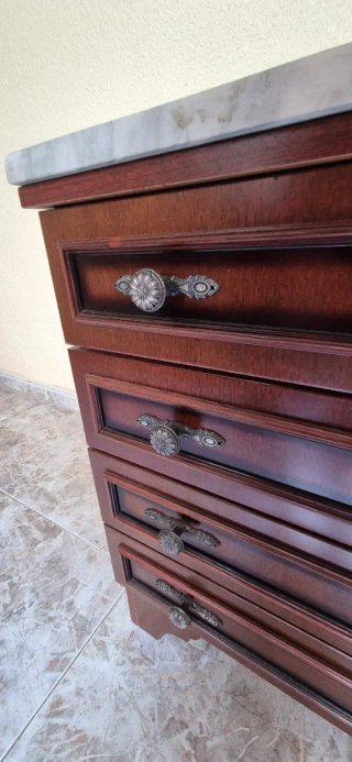 Cómoda de madera con tapa de mármol
