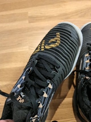 Zapatillas Joma Padel Negras y Doradas