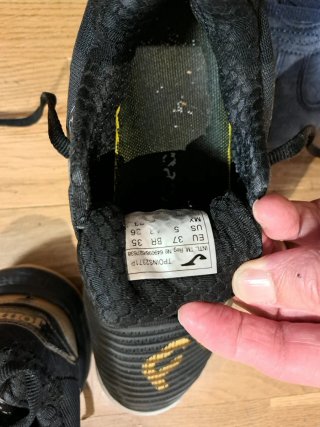 Zapatillas Joma Padel Negras y Doradas