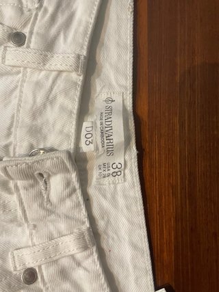 Vaqueros Stradivarius D03 blancos + chaleco regalo