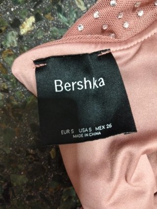 Vestido rosa ajustado con brillos