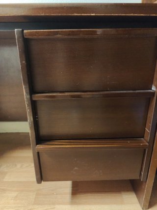 Escritorio antiguo de madera noble con cajonera