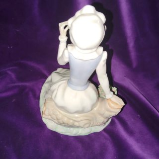 Figura de porcelana mujer con flores