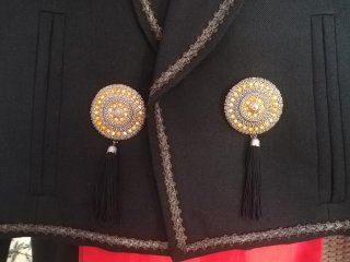 Traje Campera mujer negro y adornos plateados.