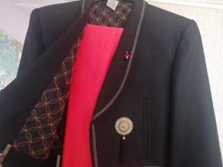 Traje Campera mujer negro y adornos plateados.