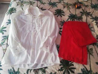 Traje Campera mujer negro y adornos plateados.