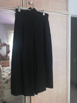 Traje Campera mujer negro y adornos plateados.