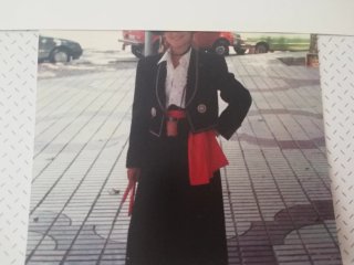 Traje Campera mujer negro y adornos plateados.