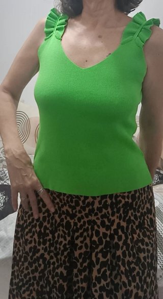 Top verde con volantes