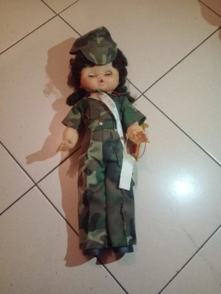 Muñeca militar antigua
